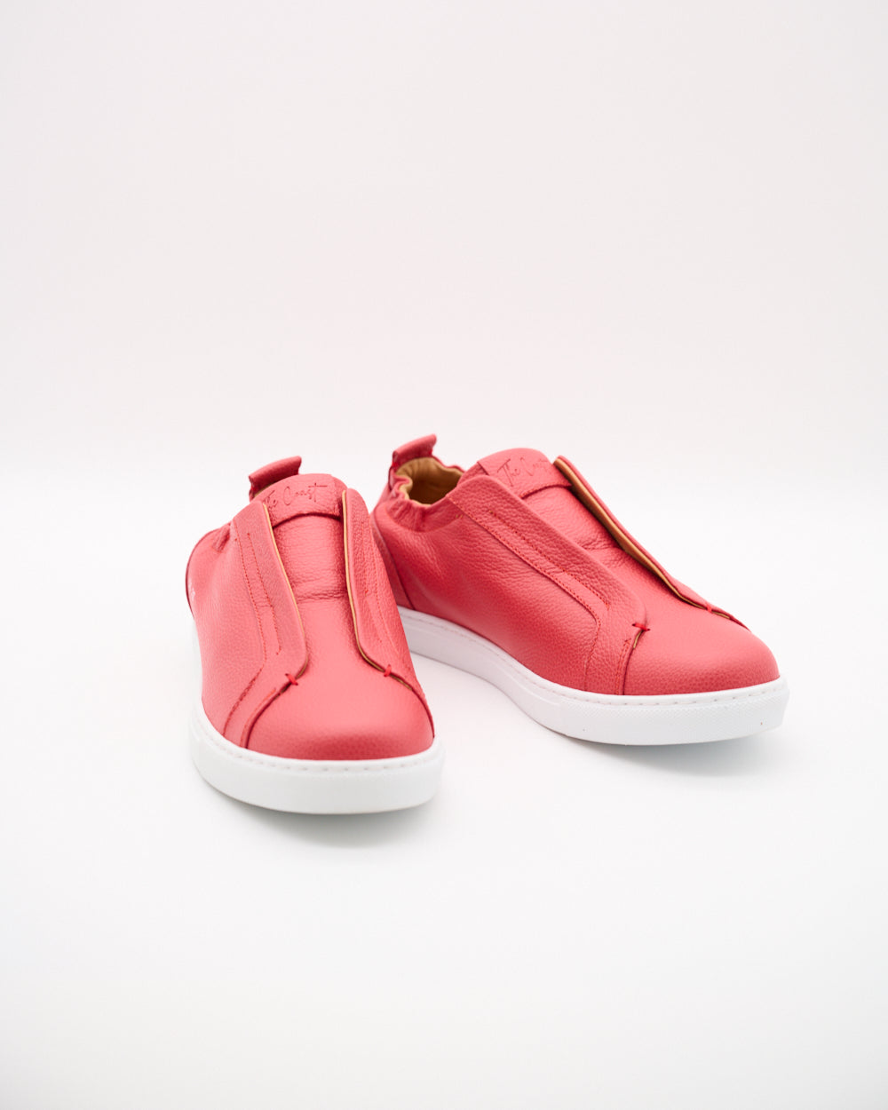 Dreiviertelansicht Paar – Antonio Sneaker in Rot als Paar, von schräg hinten fotografiert