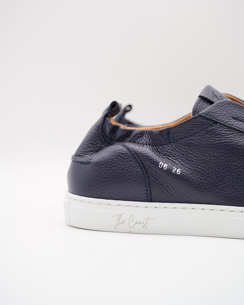 Detailansicht seitlich – Navyfarbener Antonio Slip-In Sneaker mit Fokus auf Seitenstruktur und Prägung