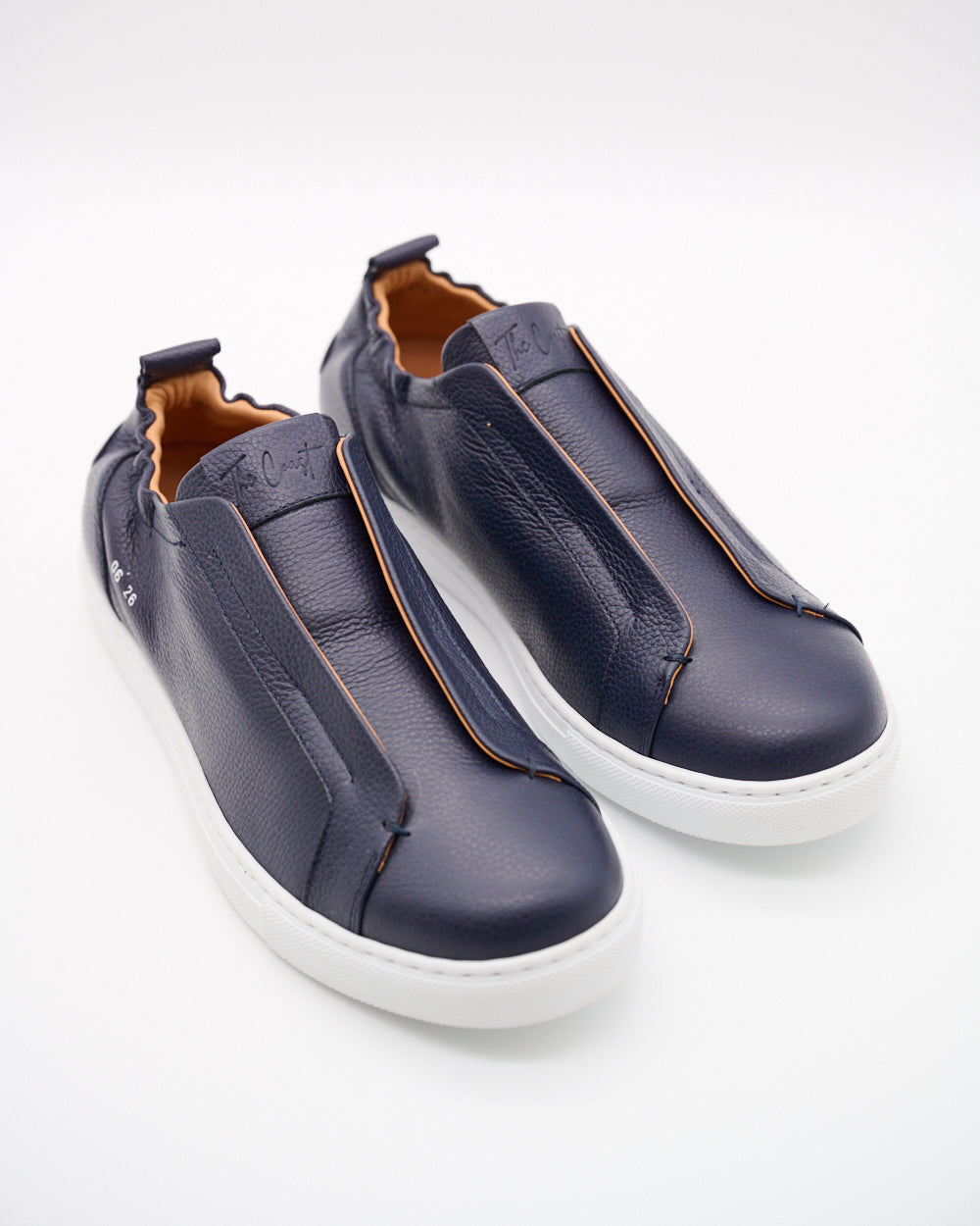 Paar von schräg oben – Antonio Slip-In Sneaker in Navy, leicht schräge Draufsicht als Paar