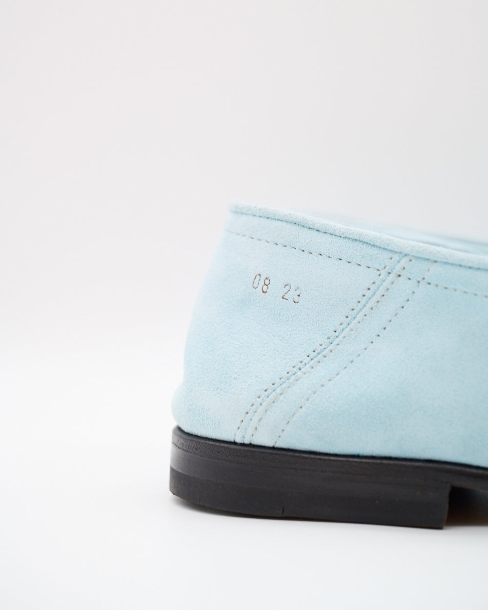 Rückansicht mit dezenter Prägung an der Ferse des Loafers in Azzurro