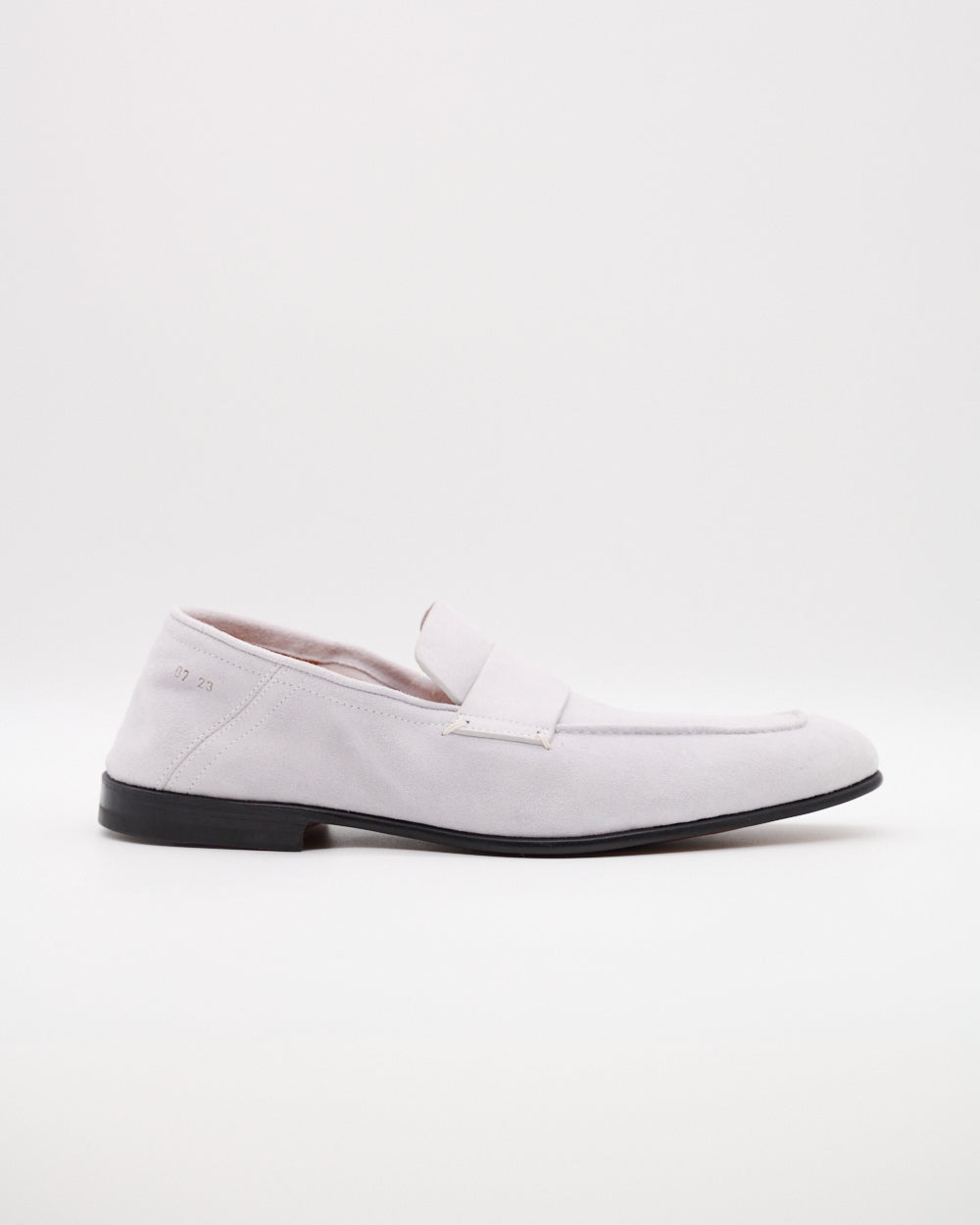 Seitenansicht des Leonardo Loafers in Grau aus Veloursleder mit schwarzer Sohle