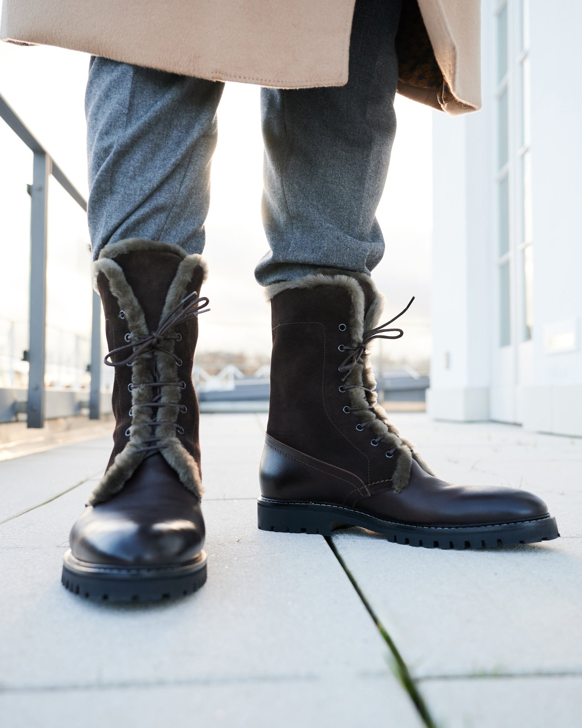 Stilvoll durch den Winter – Silvio Stiefel am Model getragen