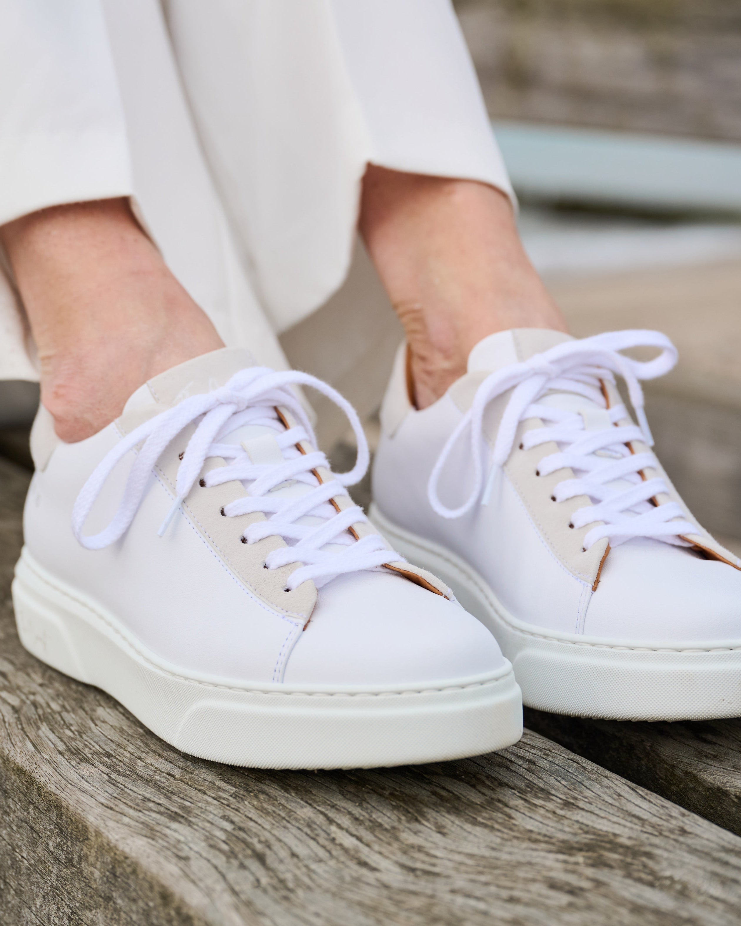 Diana Sneaker getragen – eleganter Everyday-Look mit weißem Sneaker