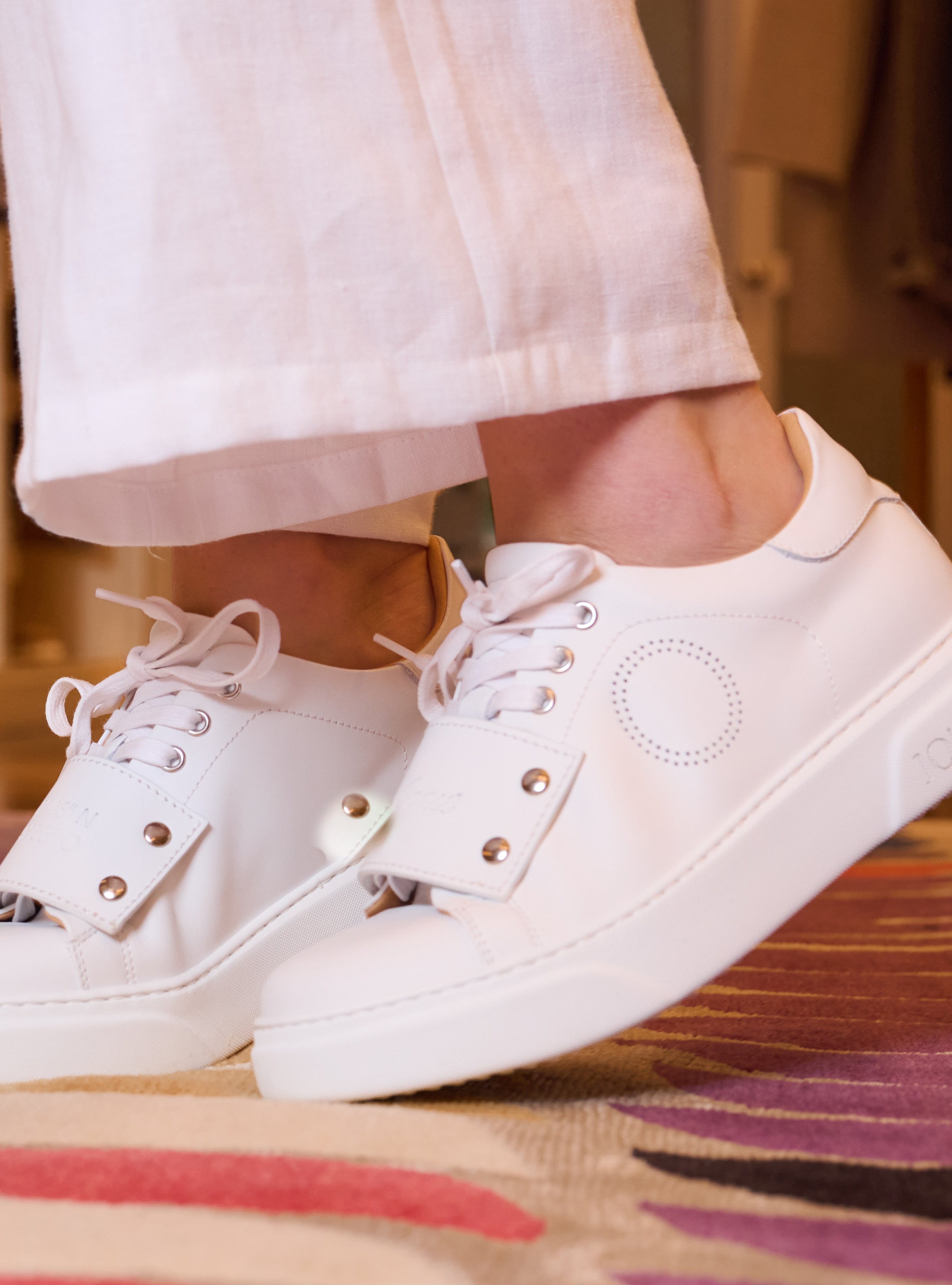 Seitenansicht Adelina Sneaker – glattes Leder, perforiertes Muster und sichtbarer Tag