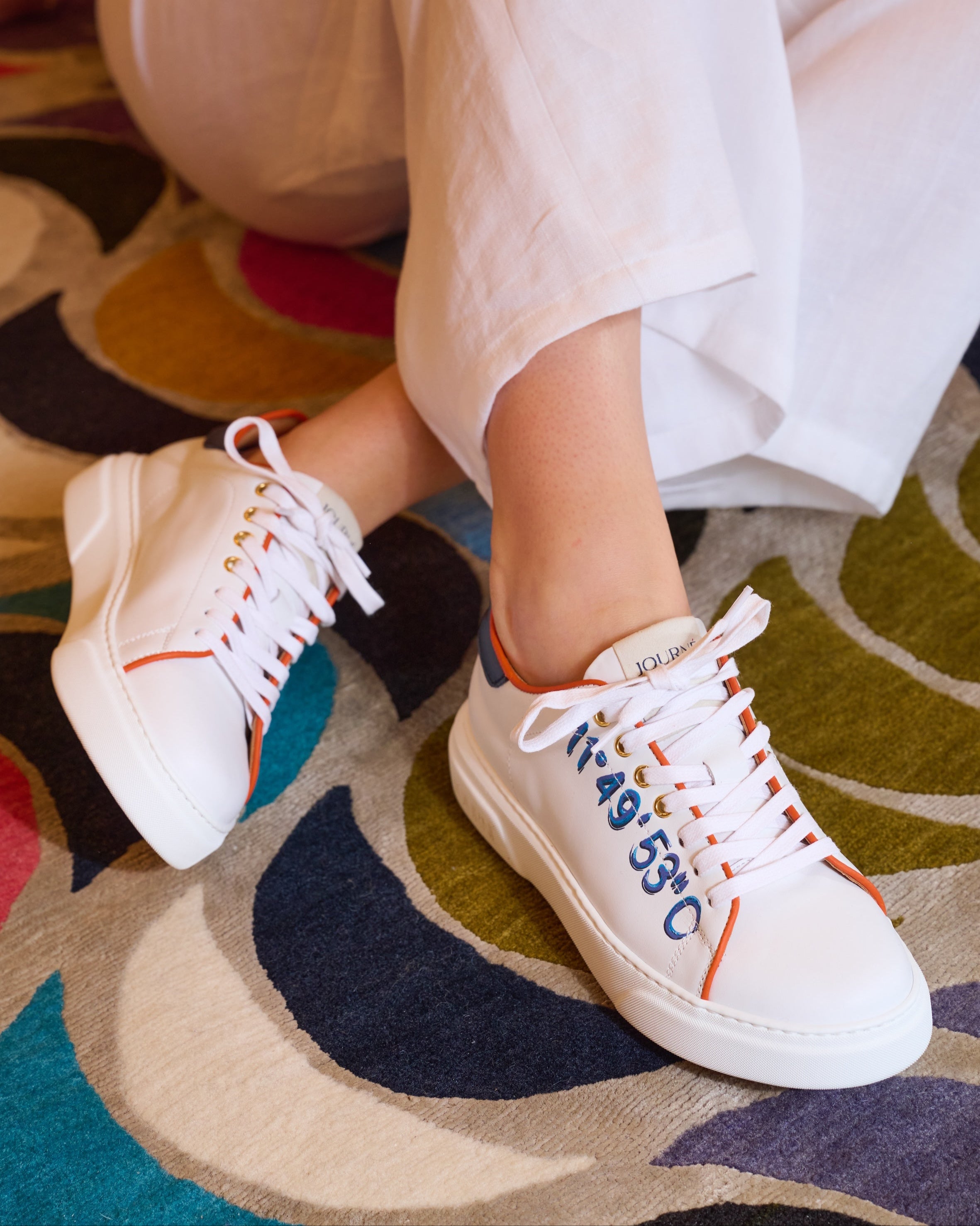 Petra Sneaker gestylt – maritimer Sommerlook mit weißem Sneaker und geografischer Prägung