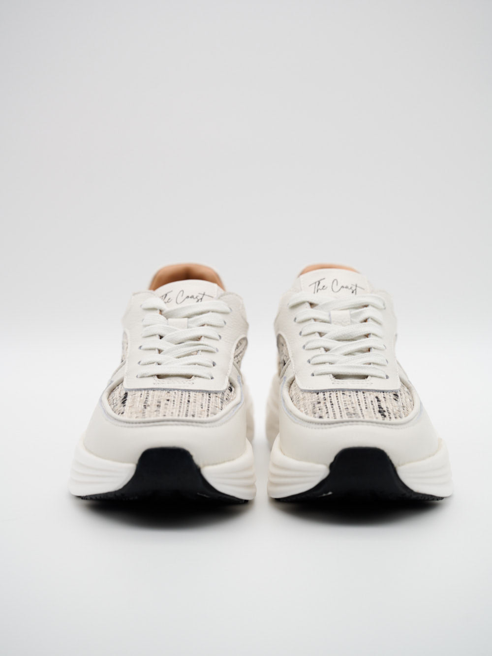 Damen Sneaker Weiß Frontansicht sportlich elegante Silhouette