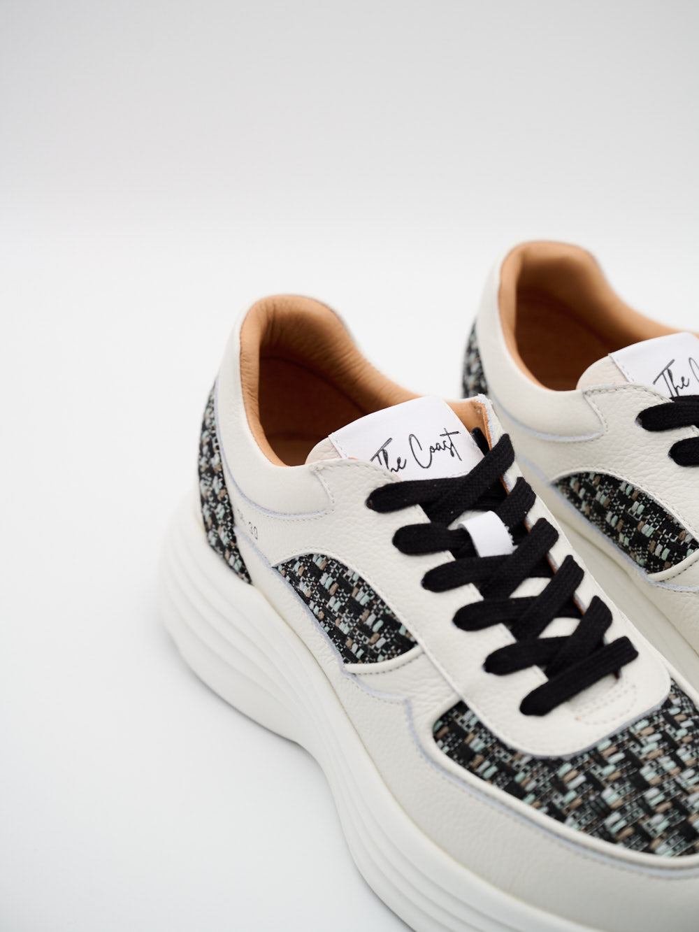 Sophia Runner Sneaker Frontansicht Damen mit Oversize Sohle Schwarz Weiß