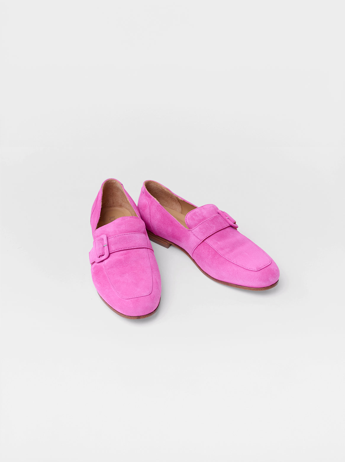 Lederüberzogene Schnalle in Pink – femininer Akzent im Patrizia Slipper