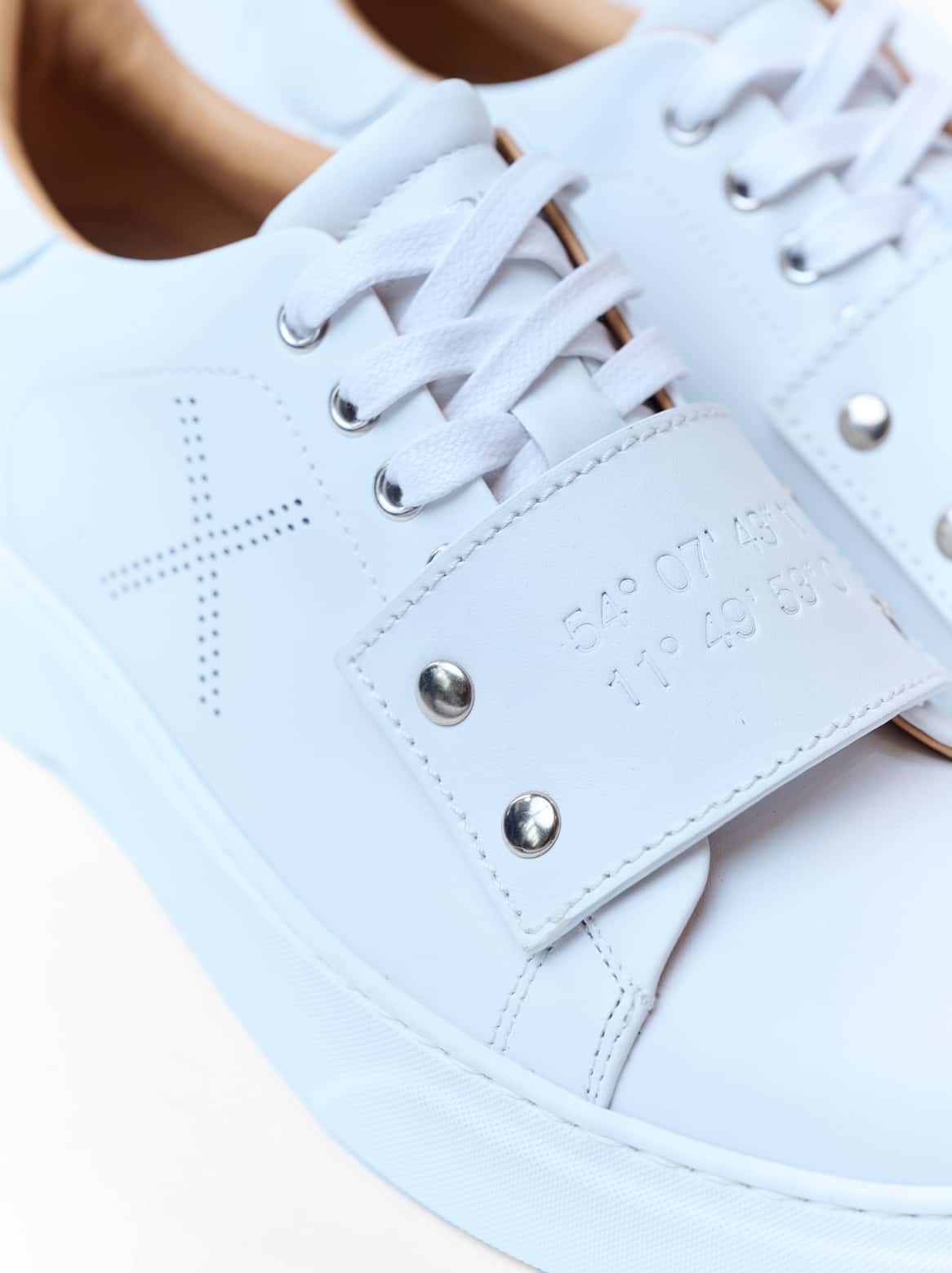 Nahaufnahme der Leder-Tags am Sneaker – austauschbar per Druckknopf
