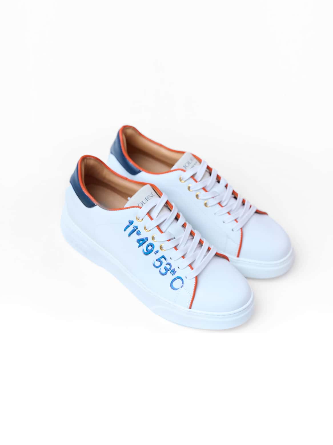 Petra Koordinaten Sneaker – weiße Außenseite mit maritimer Prägung, orangefarbenem Piping & blauer Ferse