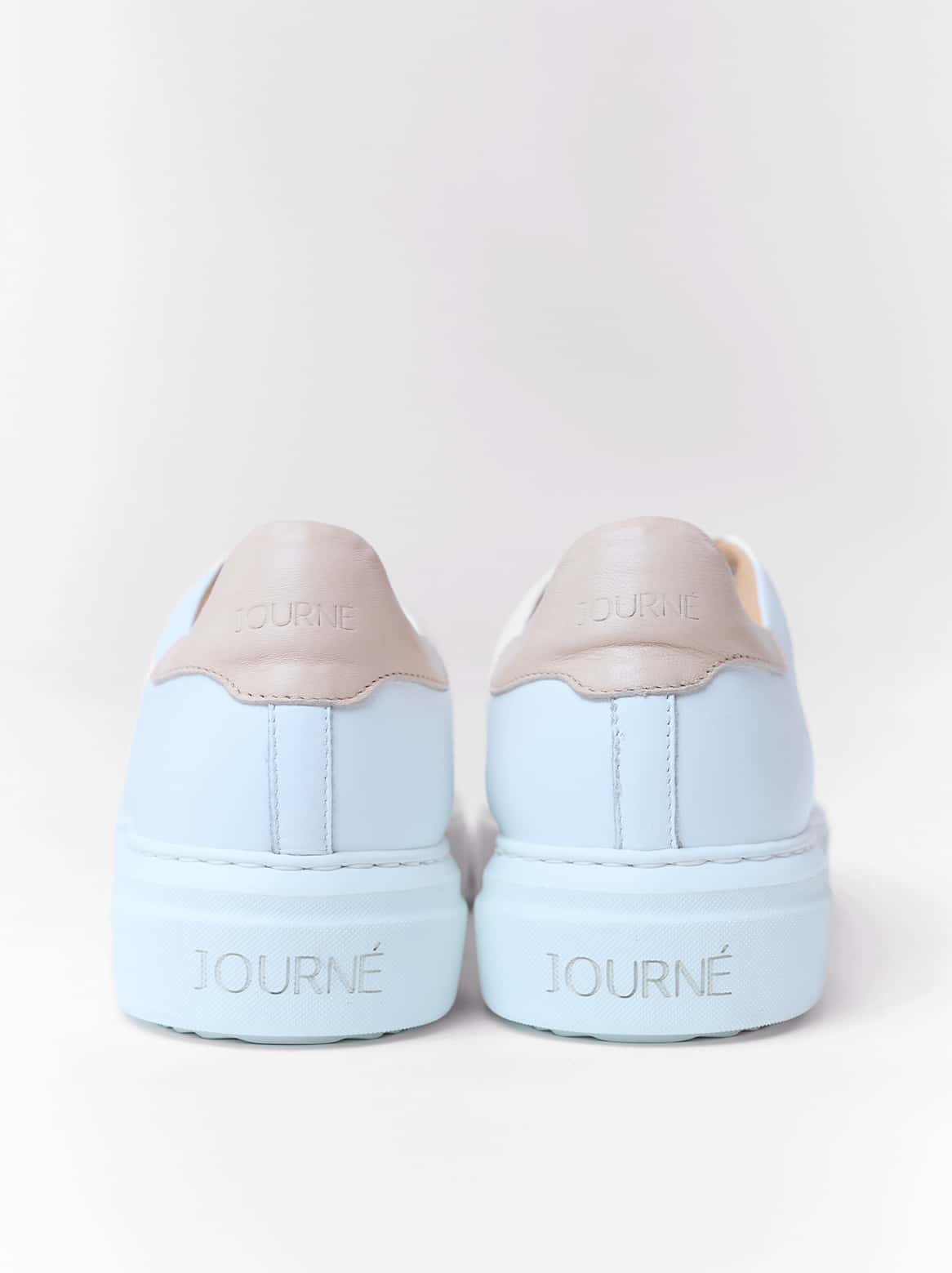 ARIA Sneaker Rückansicht – beide Schuhe mit Handnaht und minimalistischem Logo