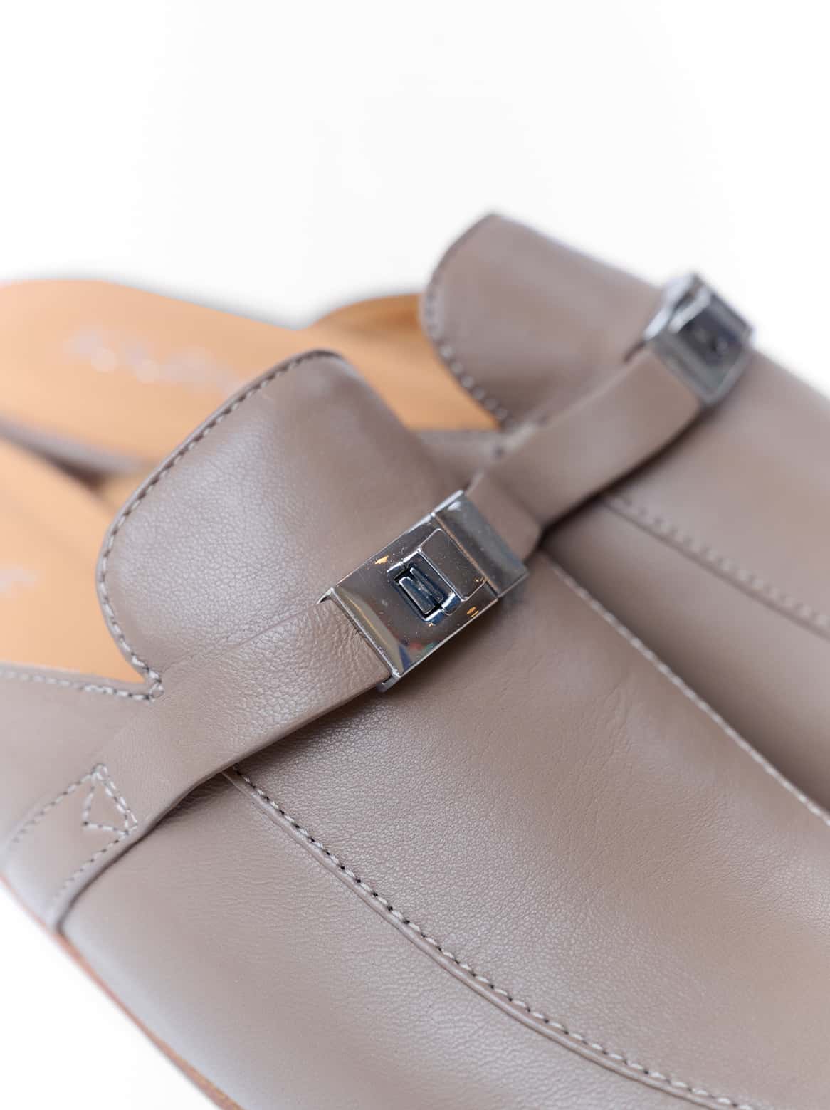 The Coast Gabriele Slipper in Taupe – kombiniert mit minimalistischer Eleganz