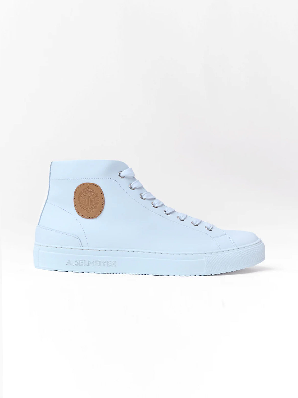 Seitenansicht des Paolo High-Top Sneakers in Weiß mit Lederpatch