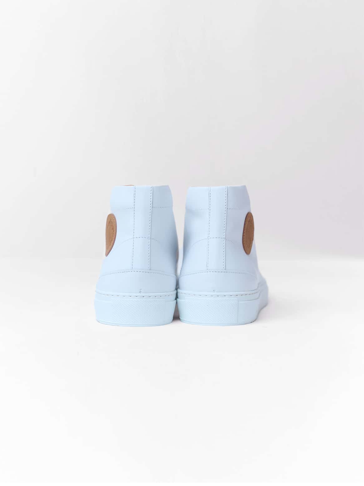 Rückansicht des weißen High-Tops mit klarer Linienführung