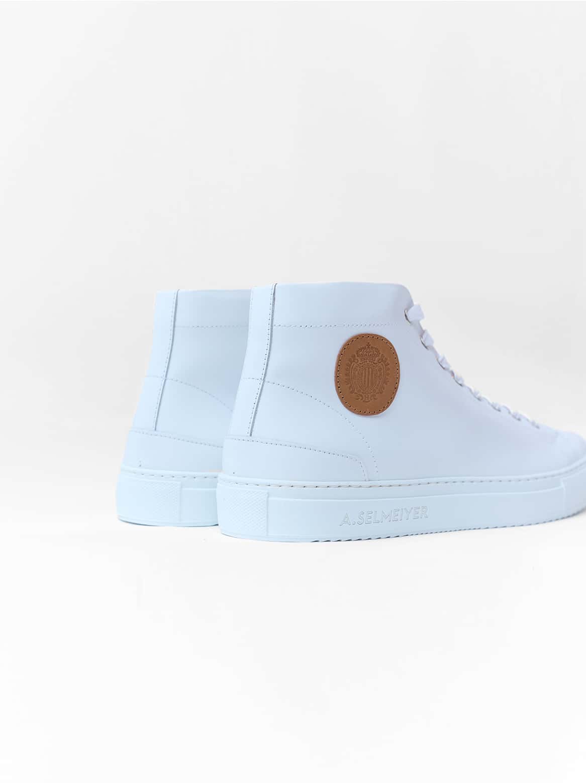 Schräge Ansicht der Schuhe – Fokus auf Form & Materialstruktur