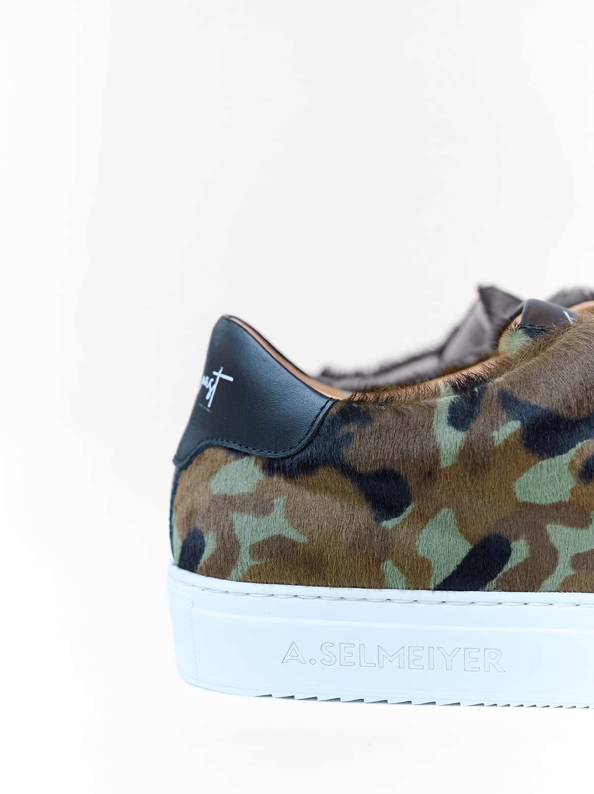 Nahaufnahme des Camouflage-Materials und Nähdetails