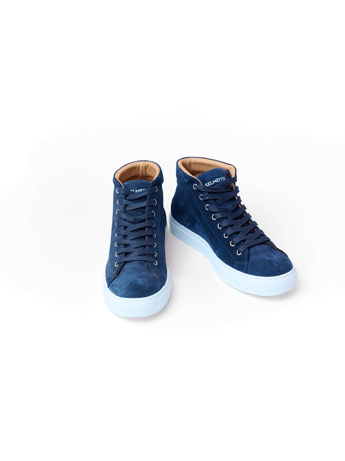 Frontalansicht des Paars – High-Tops mit Schnürung