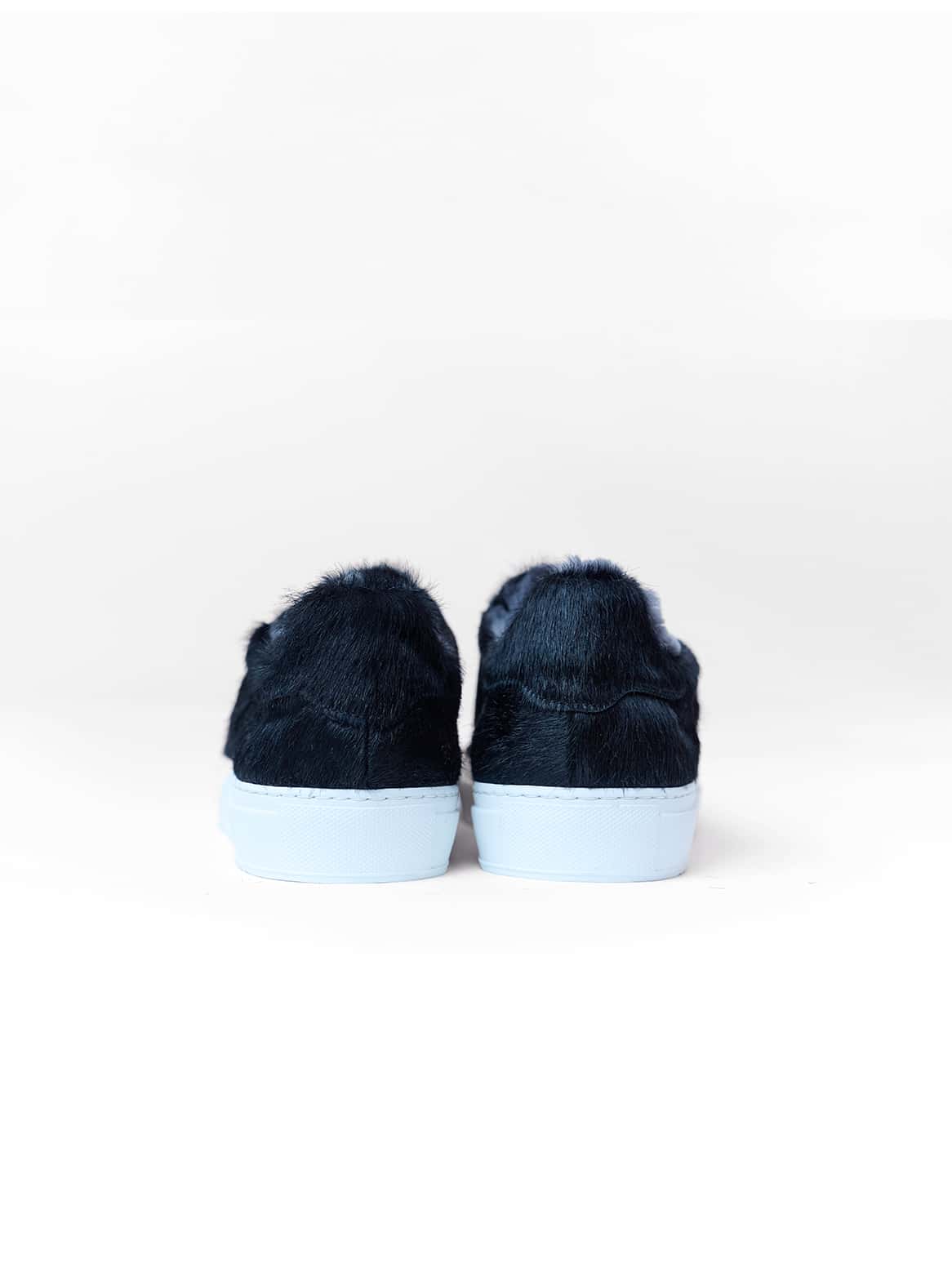 Matteo Sneaker – Rückansicht, Lammfell sichtbar im Schaft