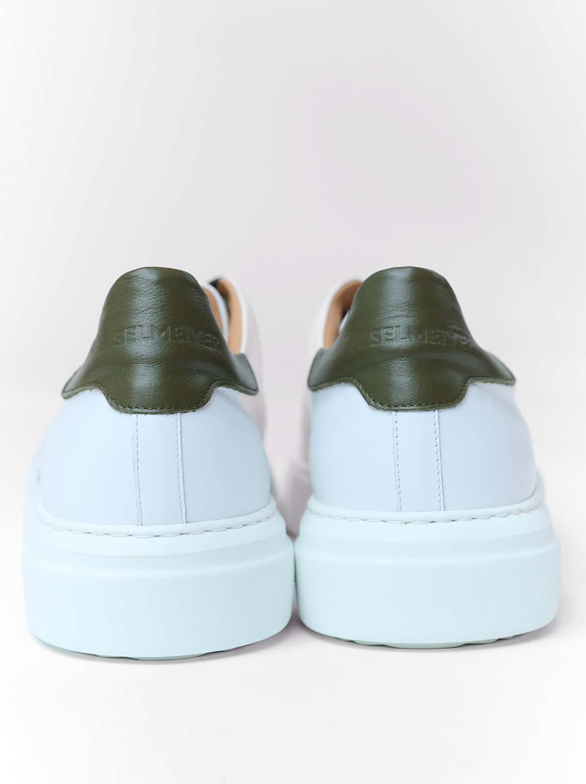 Rückansicht der Armando Sneaker 1793 in Weiß mit grünem Fersenleder