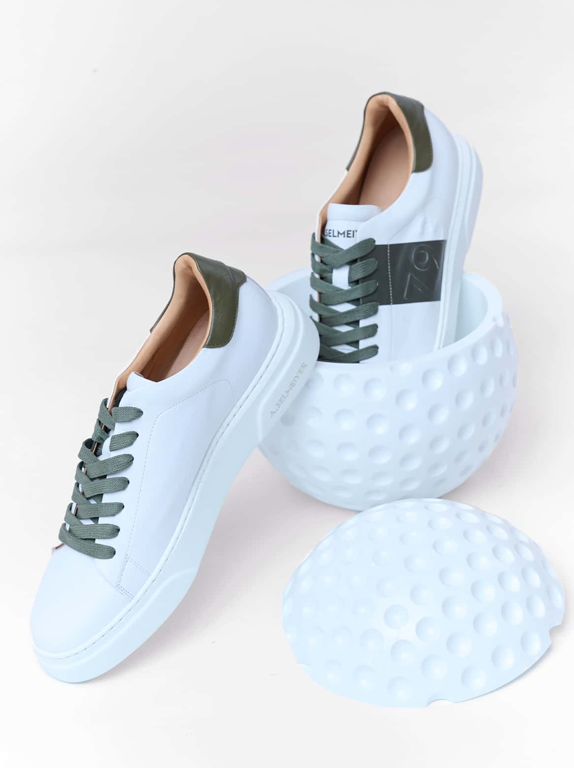 Detailaufnahme des Armando 1793 Sneakers mit grüner Applikation