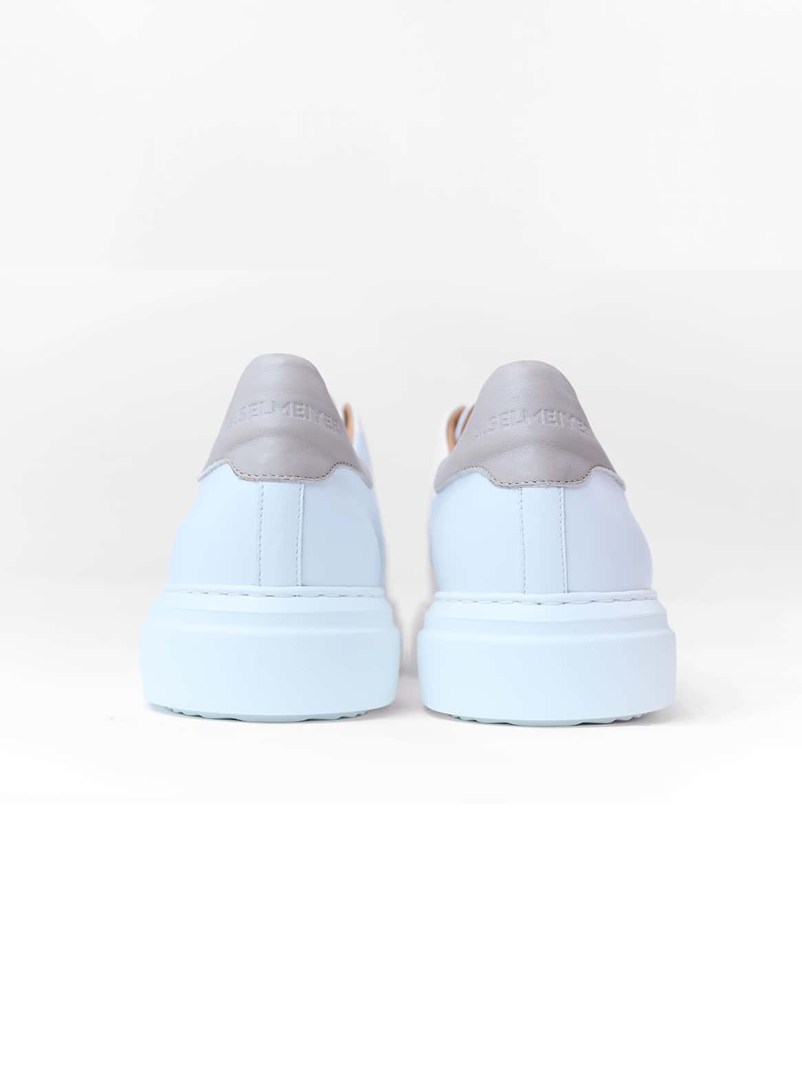 Rückansicht des Sneakers mit taupefarbener Fersenkappe