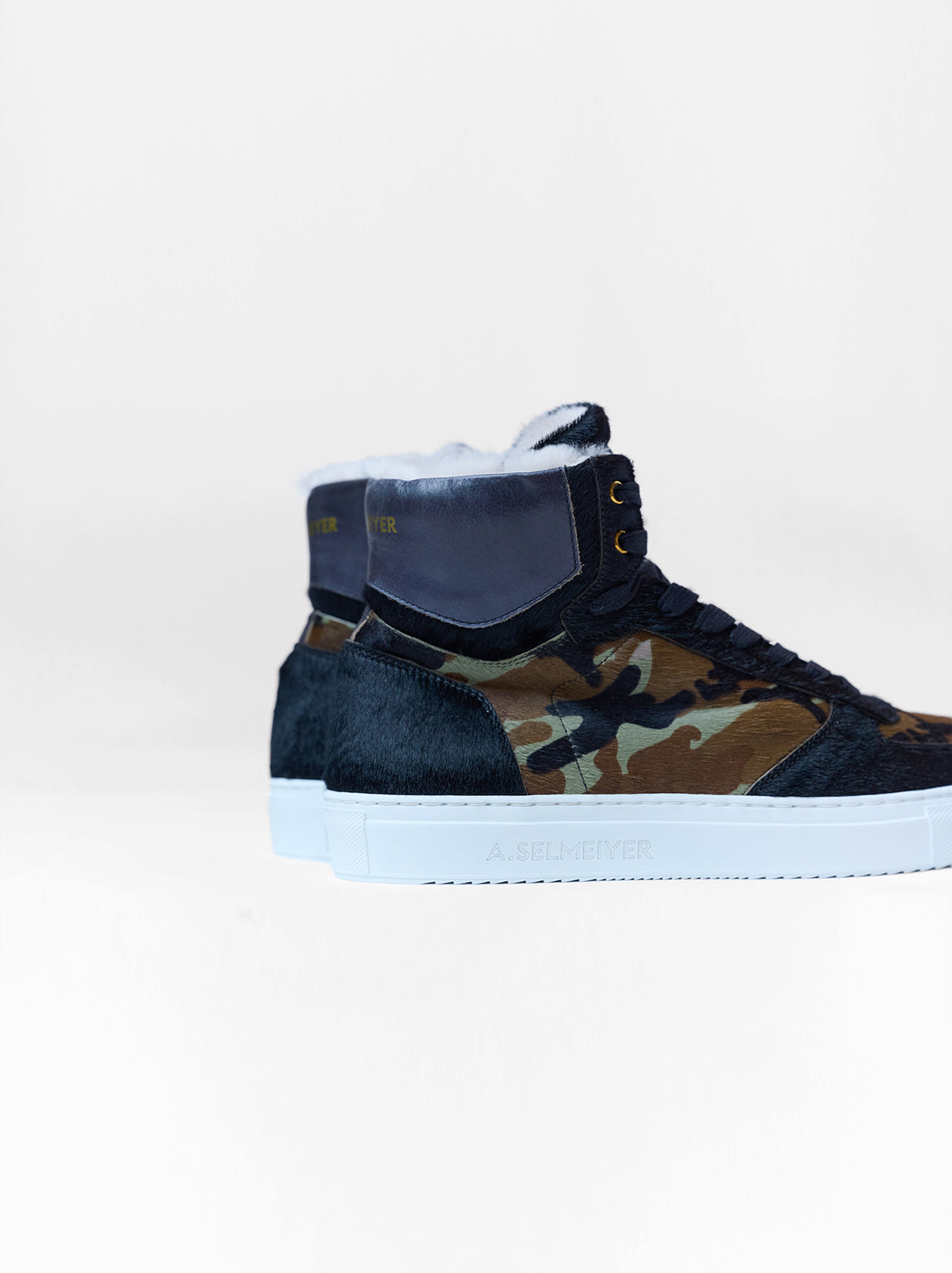 Nahaufnahme des Lammfell-Innenfutters und Fellmaterials beim Luca Sneaker