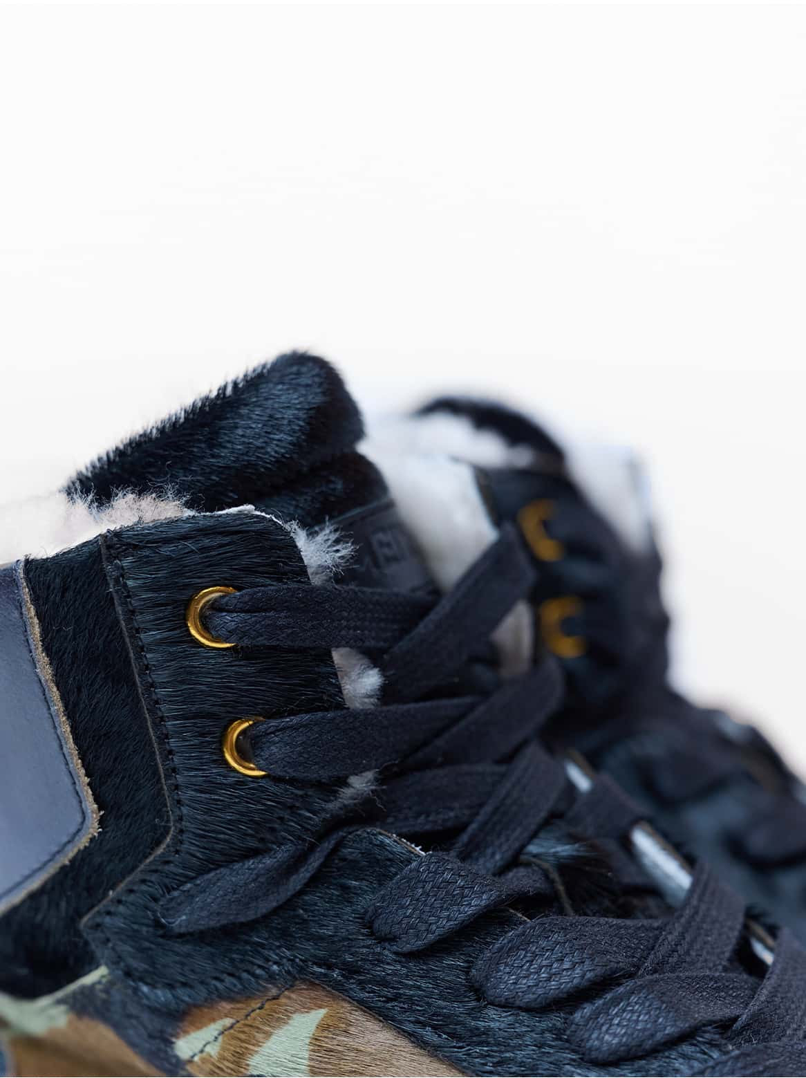 Nahaufnahme des Lammfell-Innenfutters und Fellmaterials beim Luca Sneaker