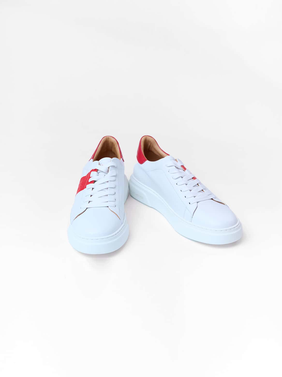 Draufsicht auf beide Schuhe mit roten Details
