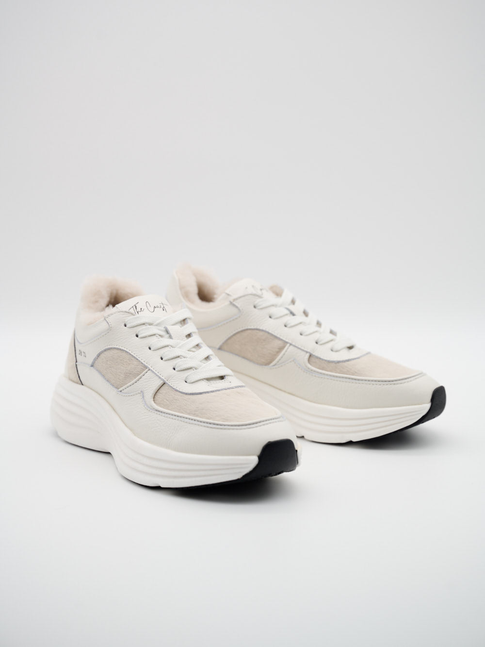 Sophia Runner Offwhite Cavallino mit Lammfell – limitierter Luxus Sneaker Damen Seitenansicht The Coast