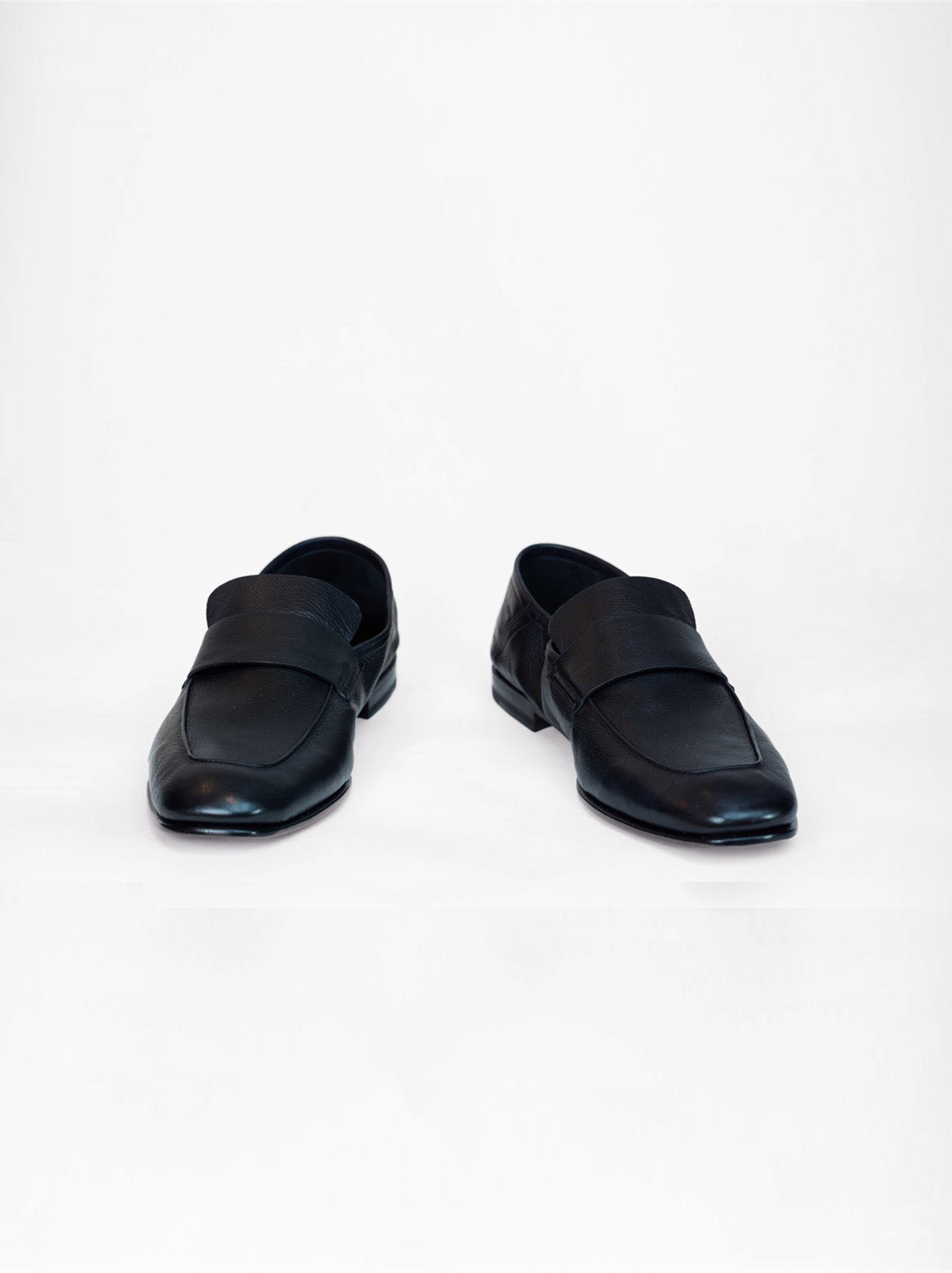 Paar schwarze Leonardo Slipper von vorne fotografiert auf weißem Hintergrund