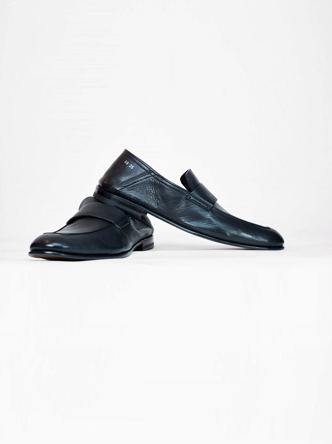 Schräge Ansicht beider Schuhe in Schwarz mit schlichtem Design