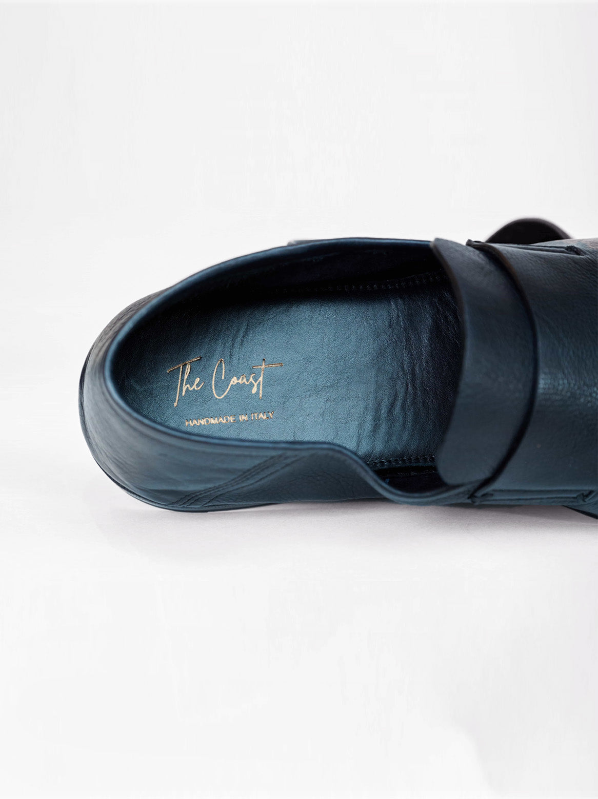 Nahaufnahme des Innenfutters mit „The Coast“-Branding in Blau