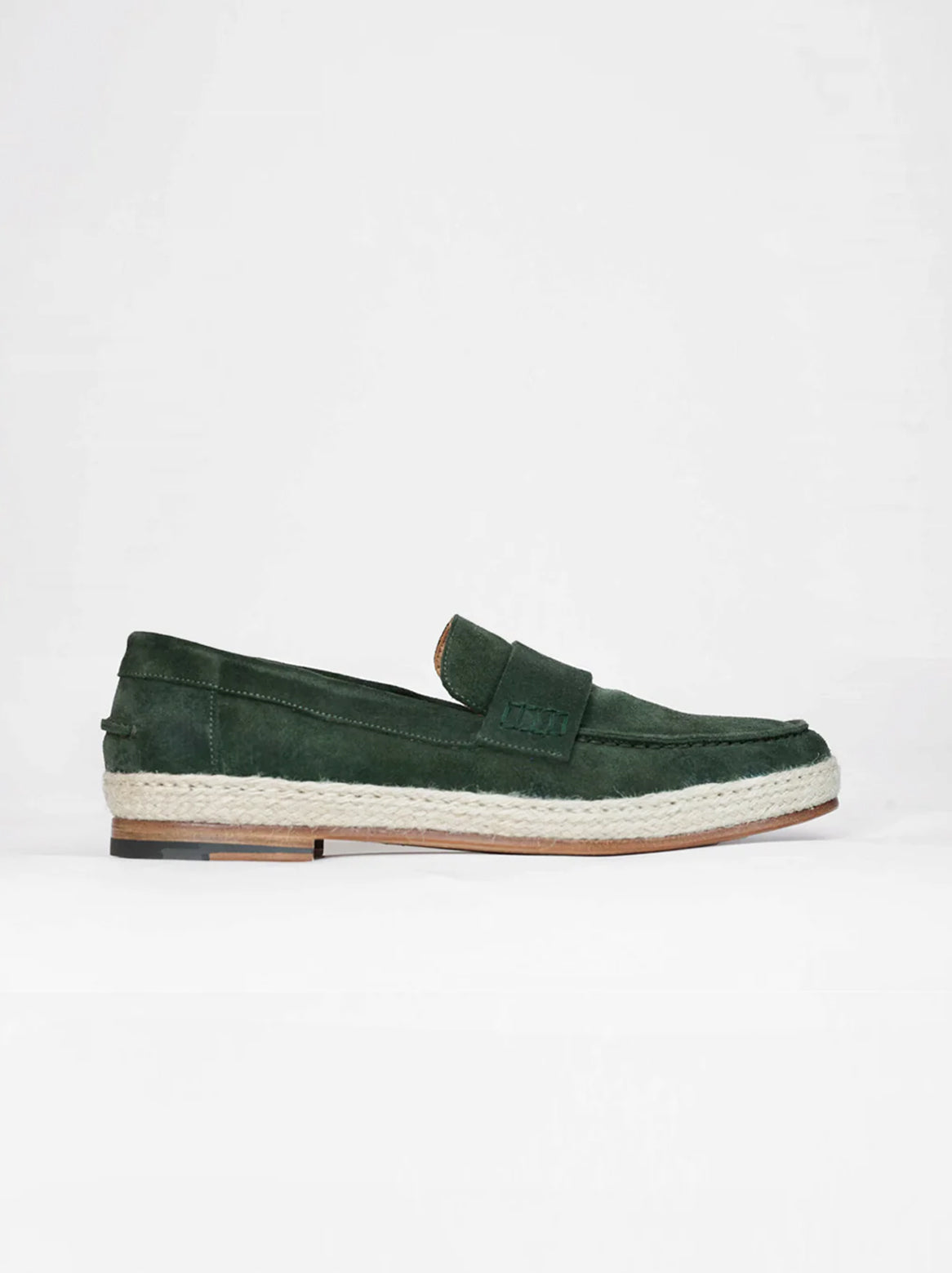 Capri Espadrilles aus Veloursleder in Tannengrün – Seitenansicht des Schuhs auf weißem Hintergrund