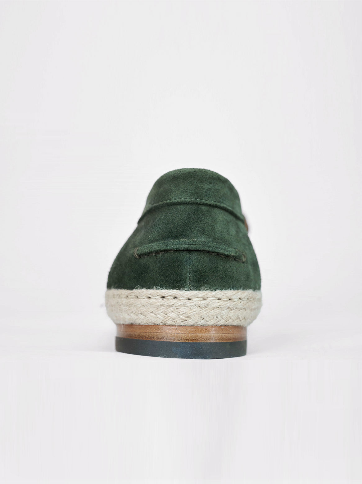 Capri Espadrilles aus grünem Veloursleder – Rückansicht mit Lederfutter und Jute-Rahmung