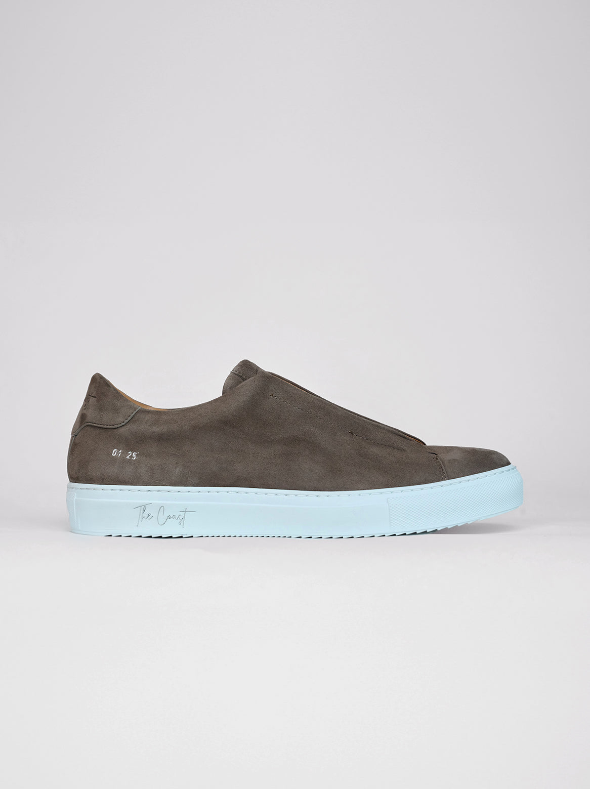 Seitenansicht des Benni Slip-In Sneakers in Braun mit weißer Sohle