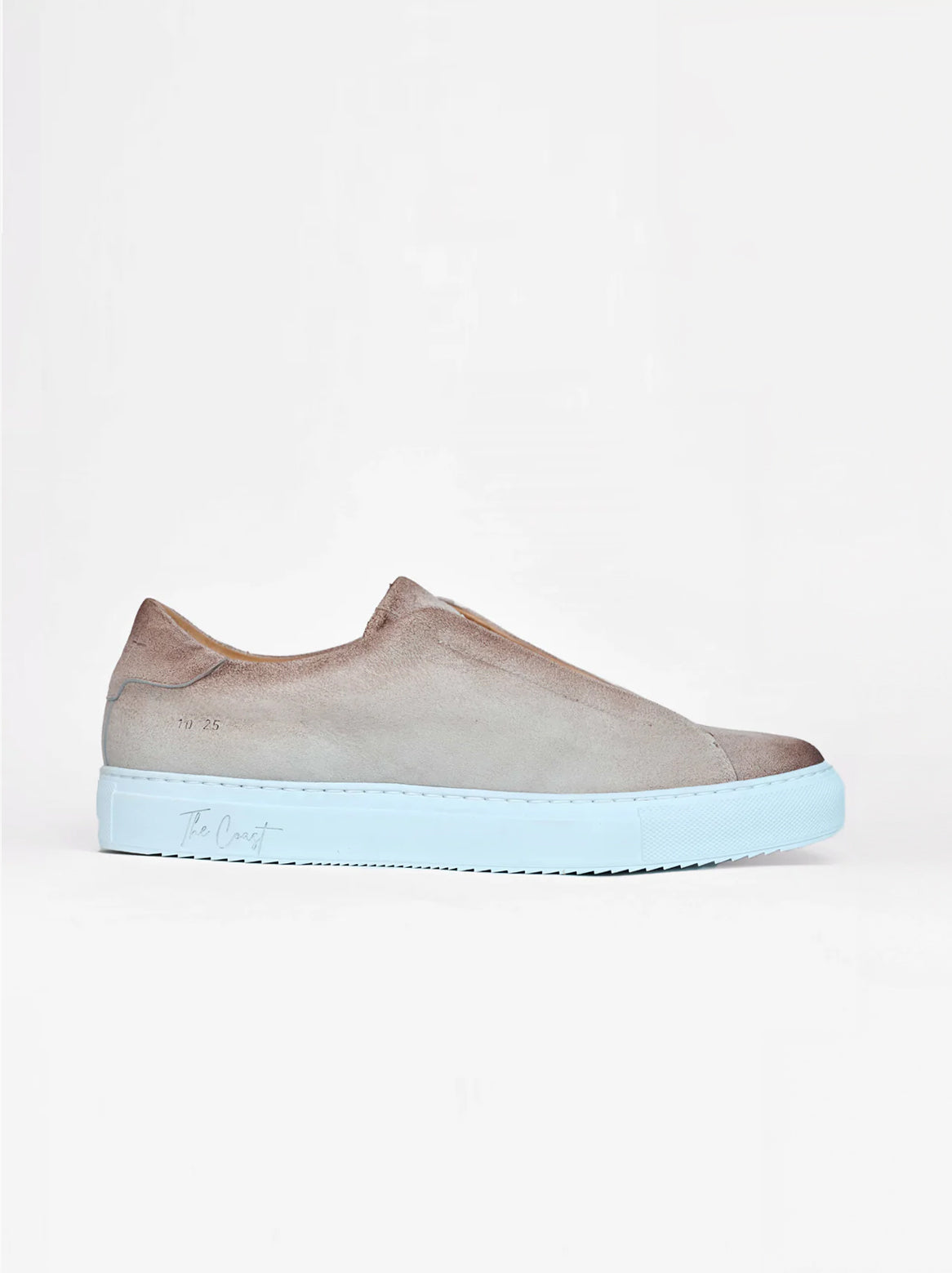 Seitliche Ansicht – Benni Slip-In Sneaker in Beige mit weißer Sohle, seitliche Gesamtansicht