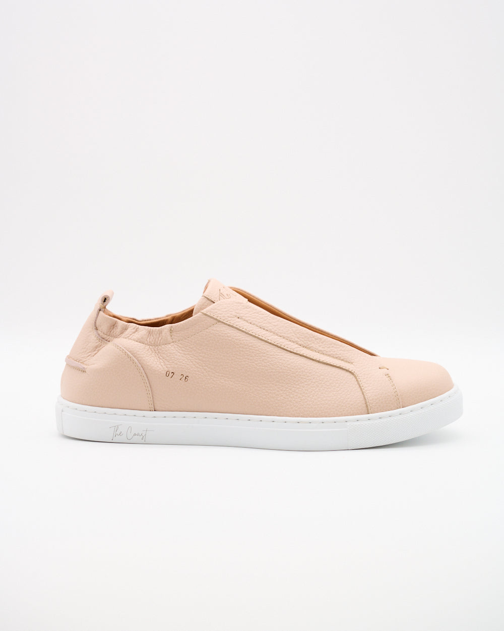 Seitliche Ansicht des Antonio Sneakers in Hellbraun mit weißer Sohle