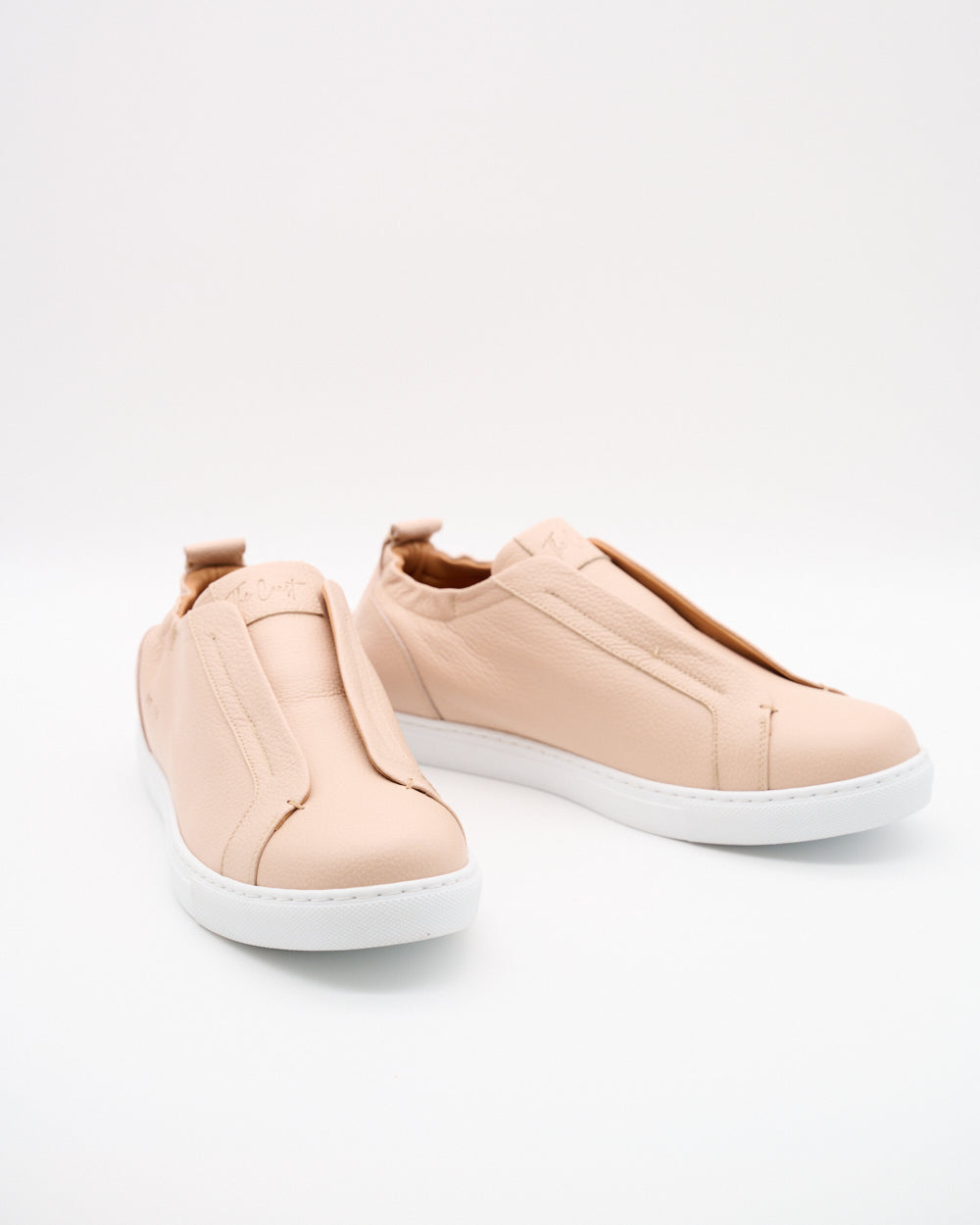 Vorderansicht und Seitenansicht des Antonio Sneakers in Hellbraun als Paar