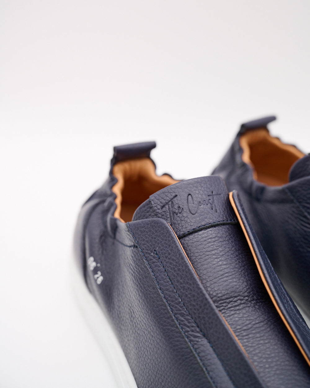 Detailaufnahme Einstieg – Antonio Sneaker in Navy, Nahaufnahme des Einstiegs mit Sicht auf Lederprägung