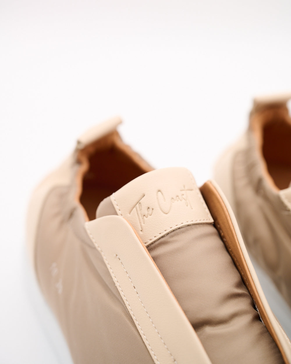 Nahaufnahme Einstieg – Antonio Sneaker in Beige, Fokus auf Einstieg und Lederprägung