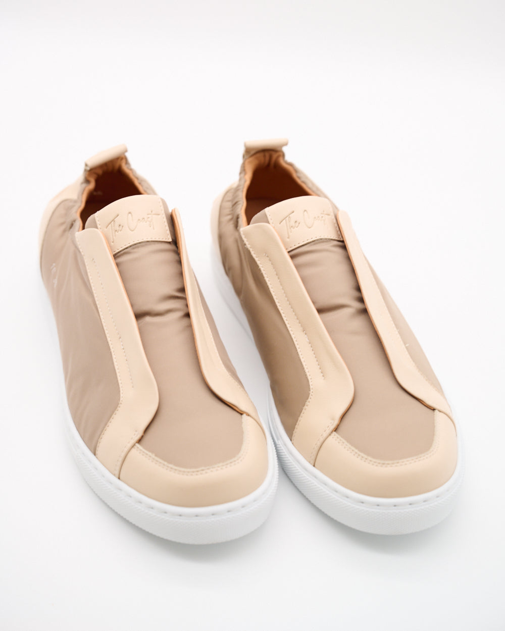 Schrägansicht Paar – Antonio Slip-In Sneaker in Beige, schräg von oben im Paar dargestellt
