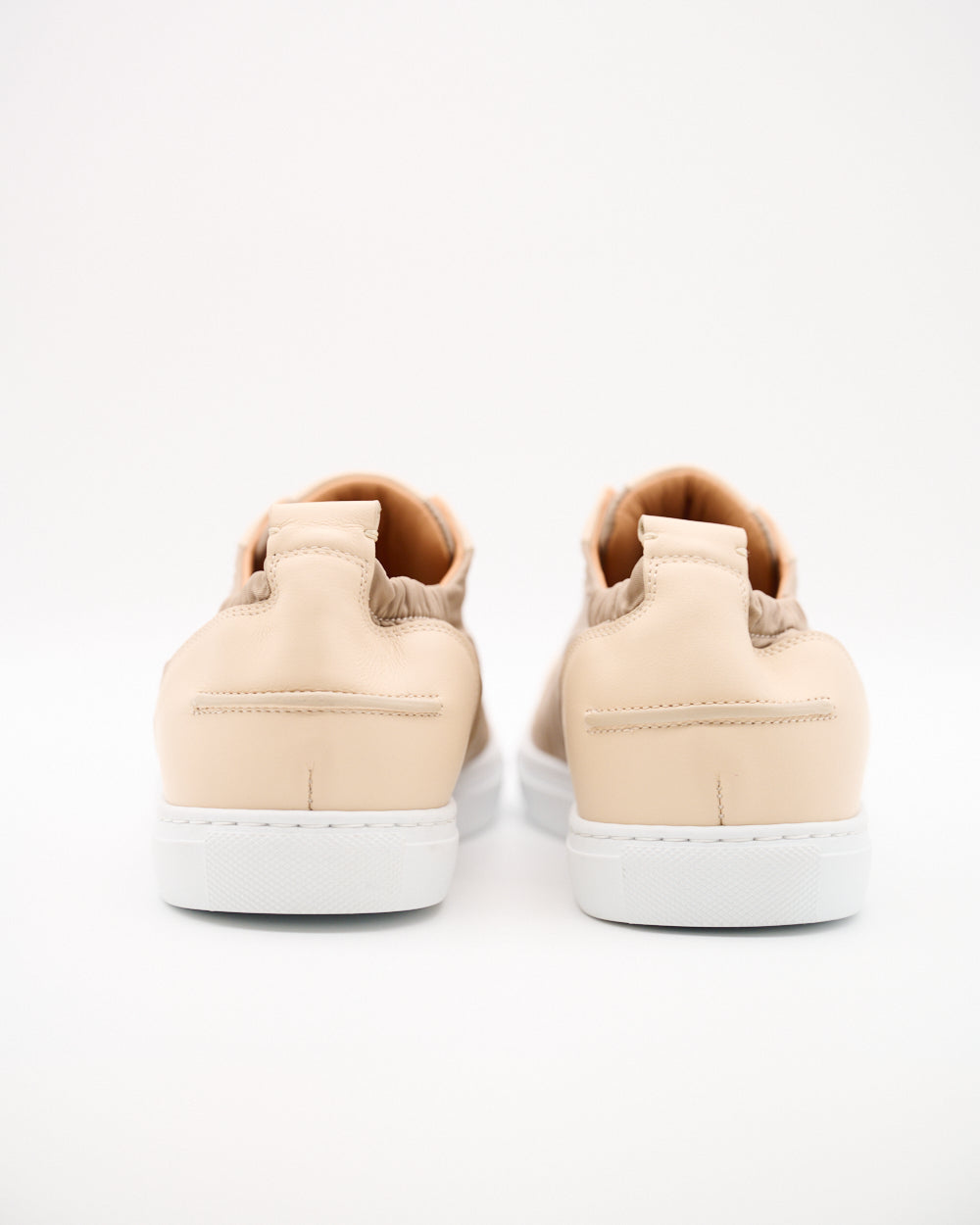 Rückansicht Paar – Antonio Slip-In Sneaker in Beige, Rückansicht des Paars auf hellem Hintergrund