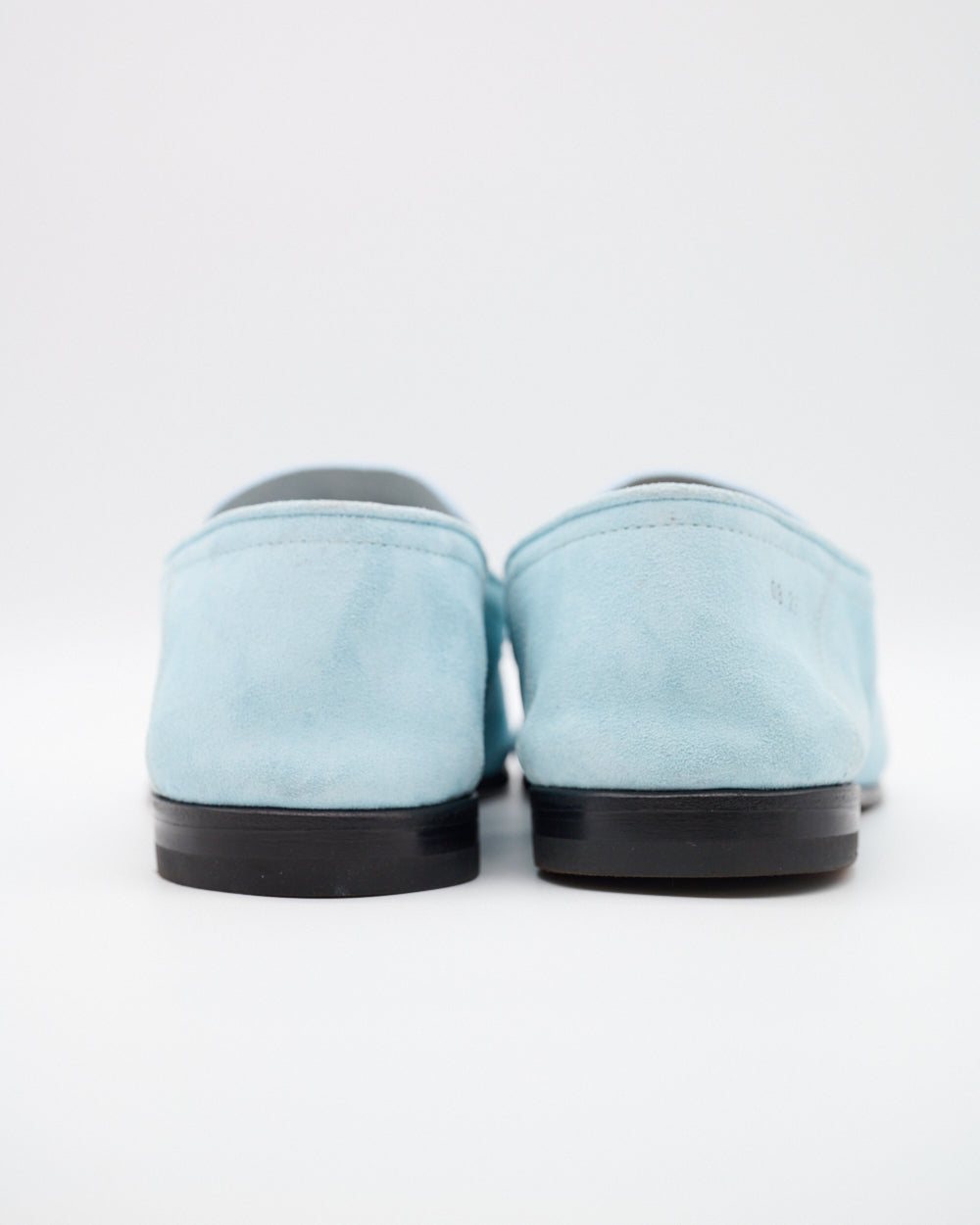 Rückansicht beider Schuhe mit kontrastierender schwarzer Sohle