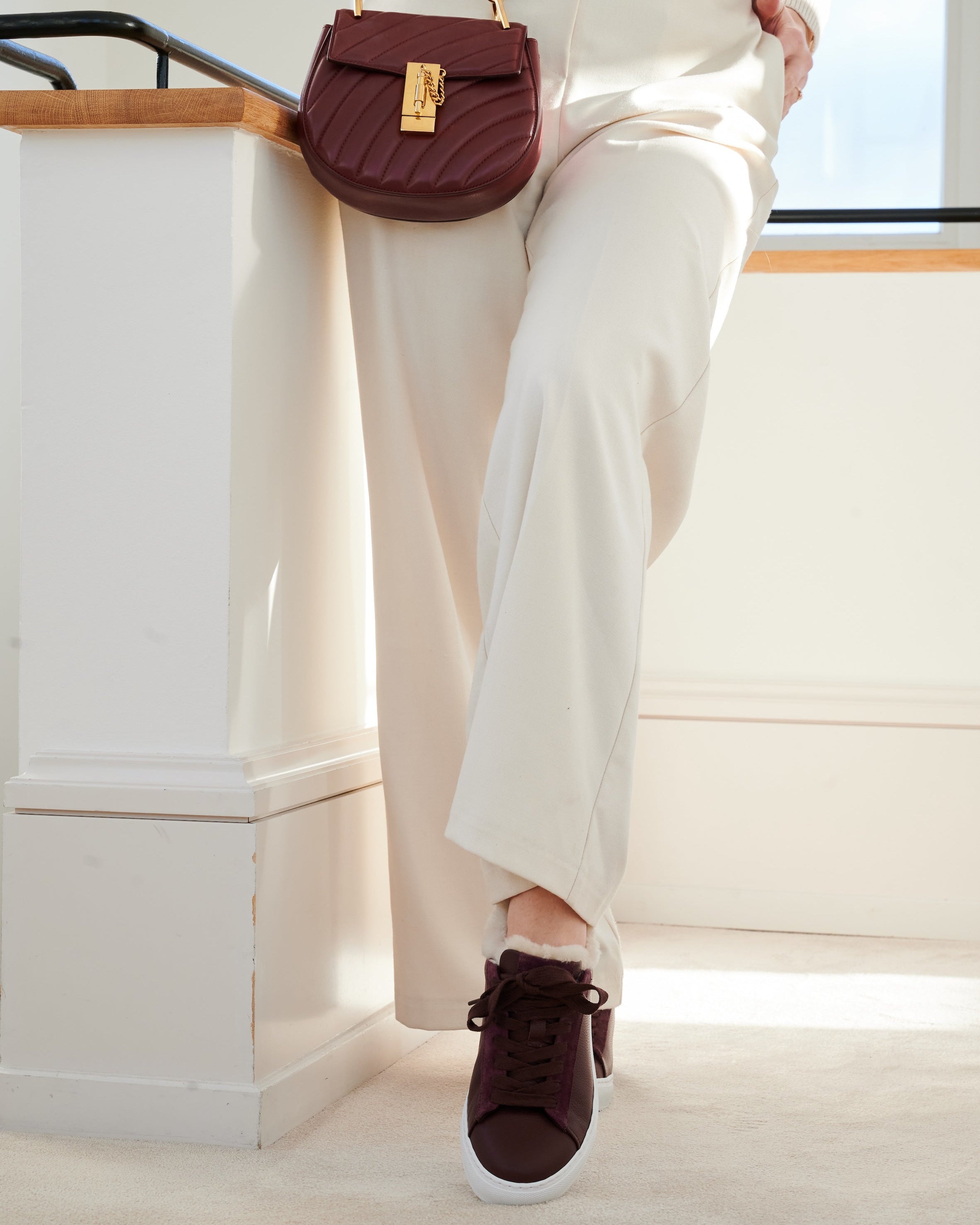 Karin Sneaker Weinrot – Lifestyle-Aufnahme 