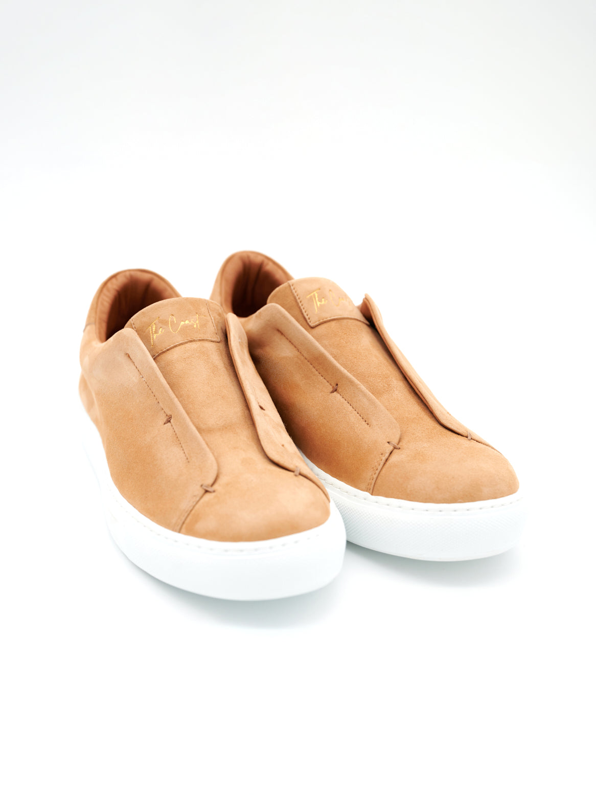 Paar hellbraune Slip-In Sneaker von oben fotografiert