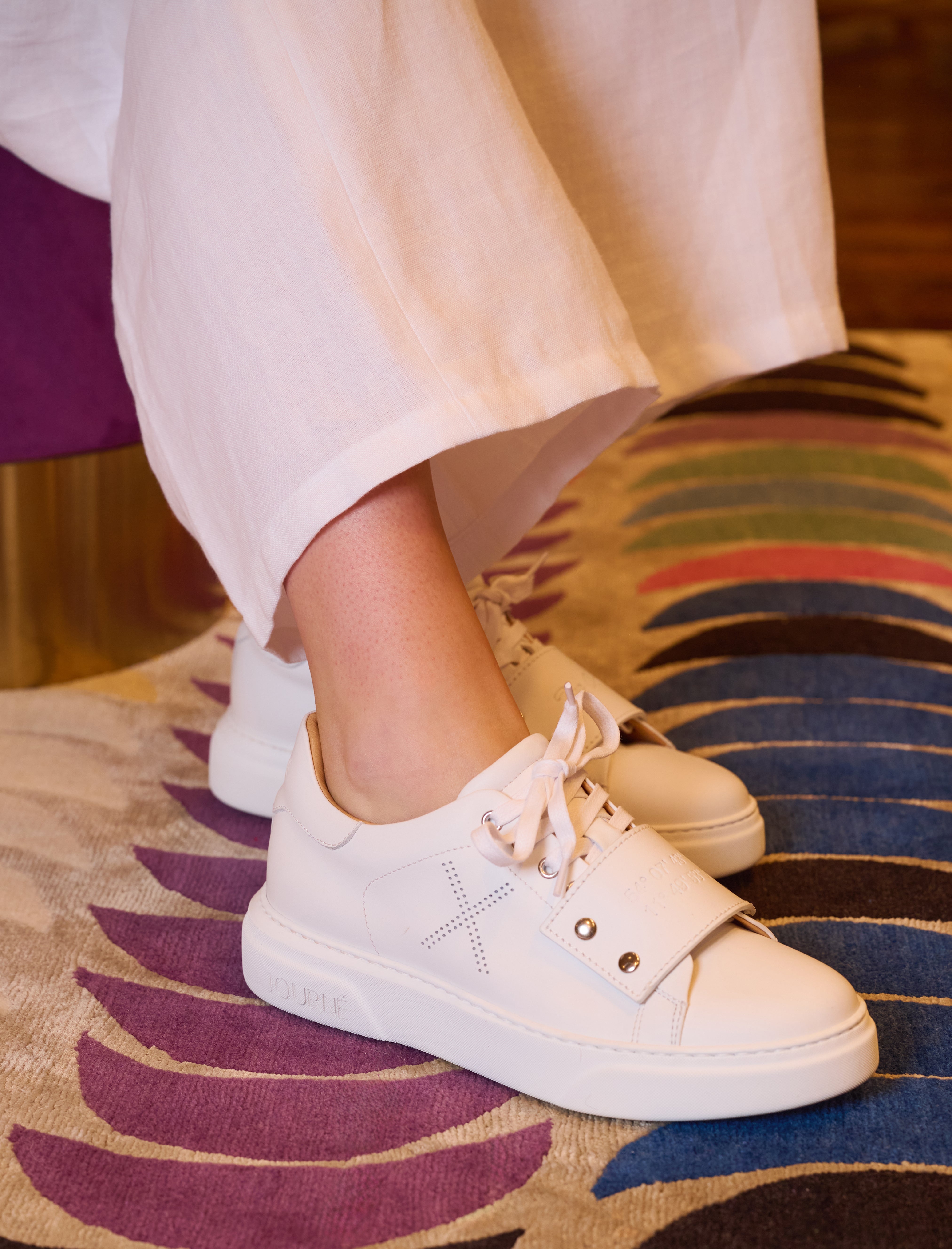 Adelina Sneaker in Bewegung – getragen mit heller Hose, eleganter Streetstyle