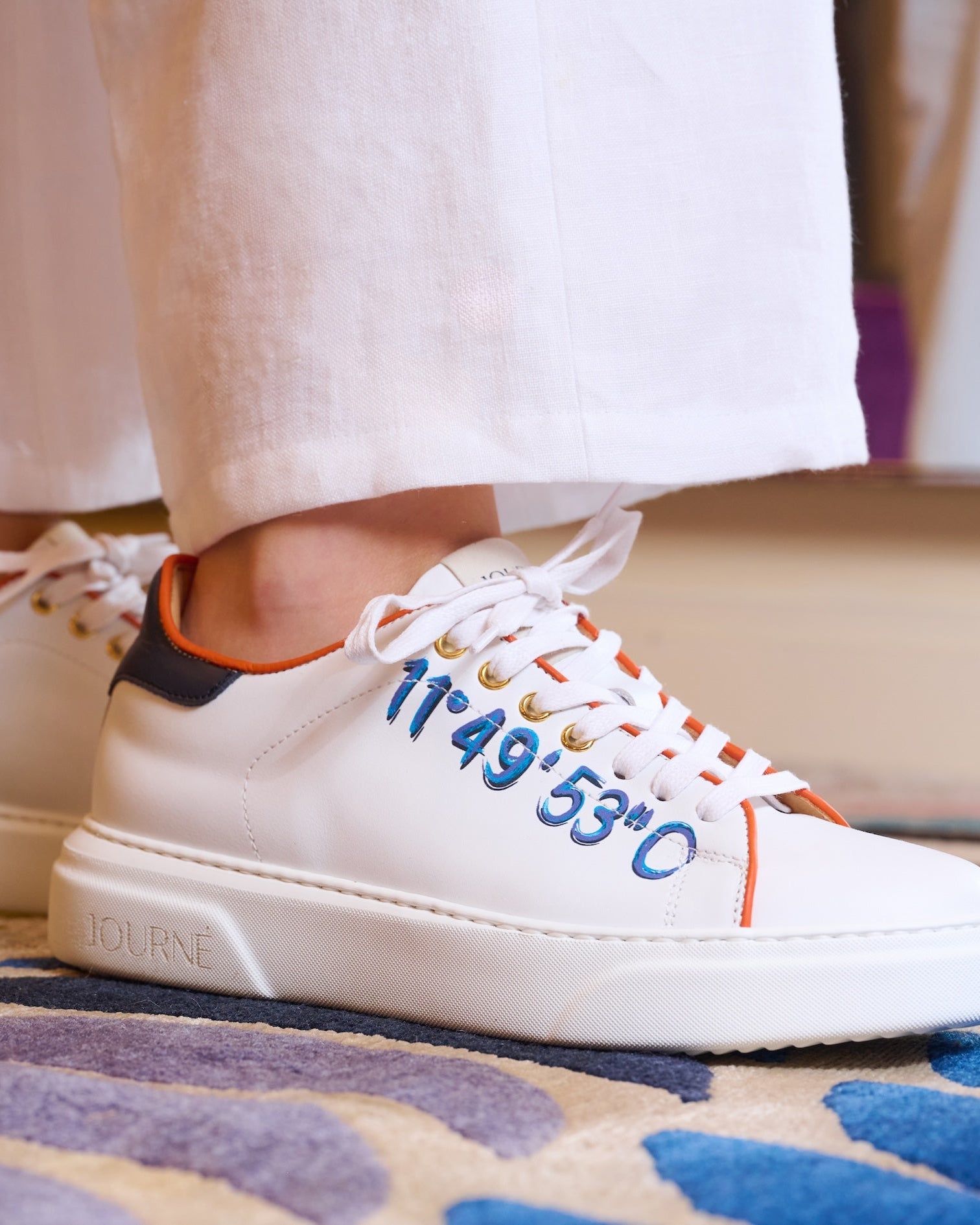 Petra Sneaker gestylt – maritimer Sommerlook mit weißem Sneaker und geografischer Prägung