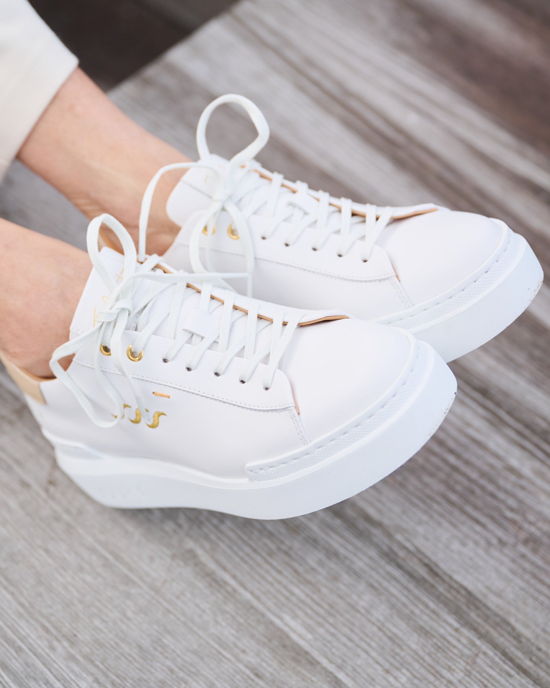 Adriana Sneaker – Perspektive von oben auf weißem Boden, Schnürung und Plateau 