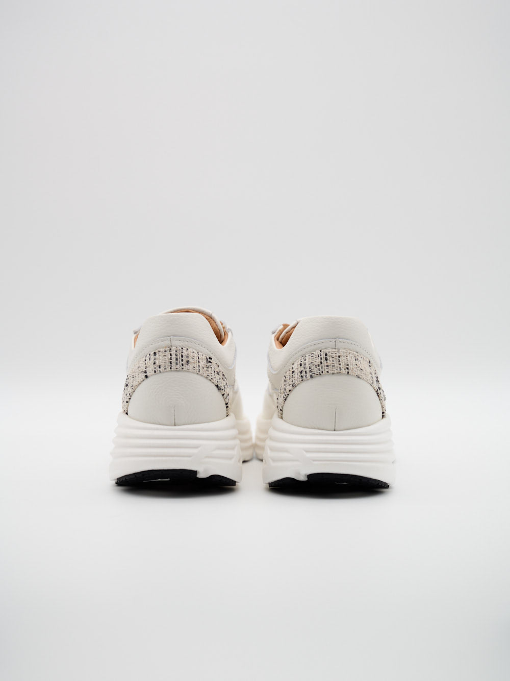 Damen Sneaker Weiß Rückansicht mit Lederdetails und Branding