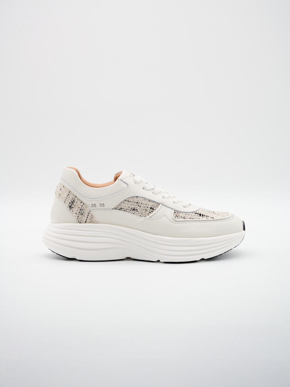 Damen Sneaker Weiß Seitenansicht mit strukturierten Lederdetails